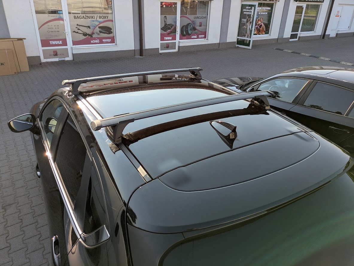 Dach Mazdy CX-5 z belkami Yakima ? ujęcie od tyłu